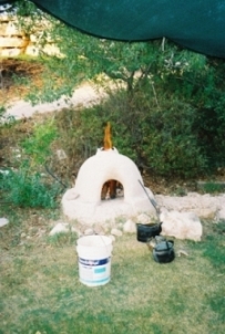  תנור האדמה שנבנה בשנה שעברה מתחמם - לקראת.....