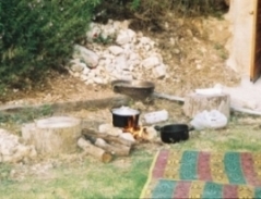  בישול על מדורה - בנתיים התחלנו לבנות כיריים מאדמה